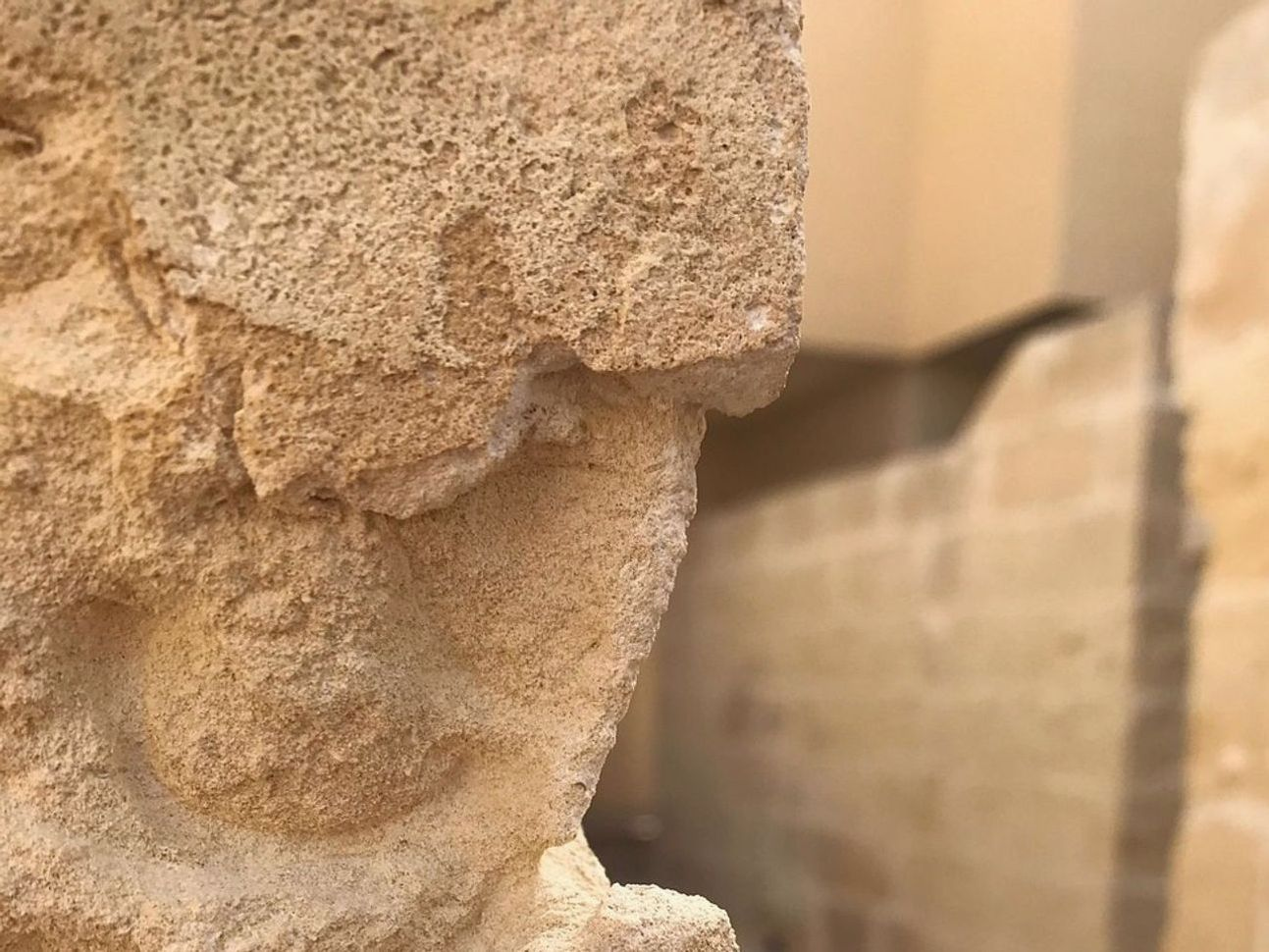 Islak masada eski bir defter ve taş oyma aletleri
